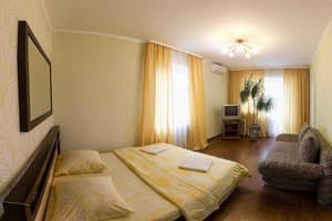 Біля метро поруч з центром 6