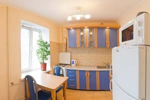 Біля метро поруч з центром 8