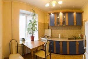Біля метро поруч з центром 9