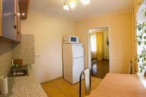 Біля метро поруч з центром 10